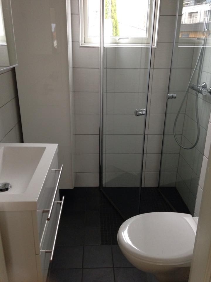 Bad med mye oppbevaringsplass i skap Galleribilde