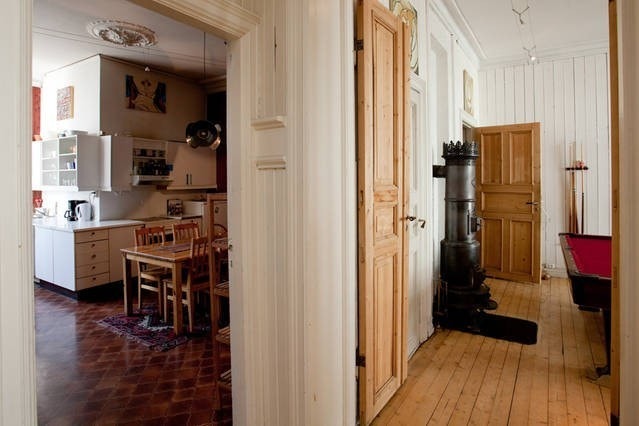 Kitchen and fireplace Galleribilde