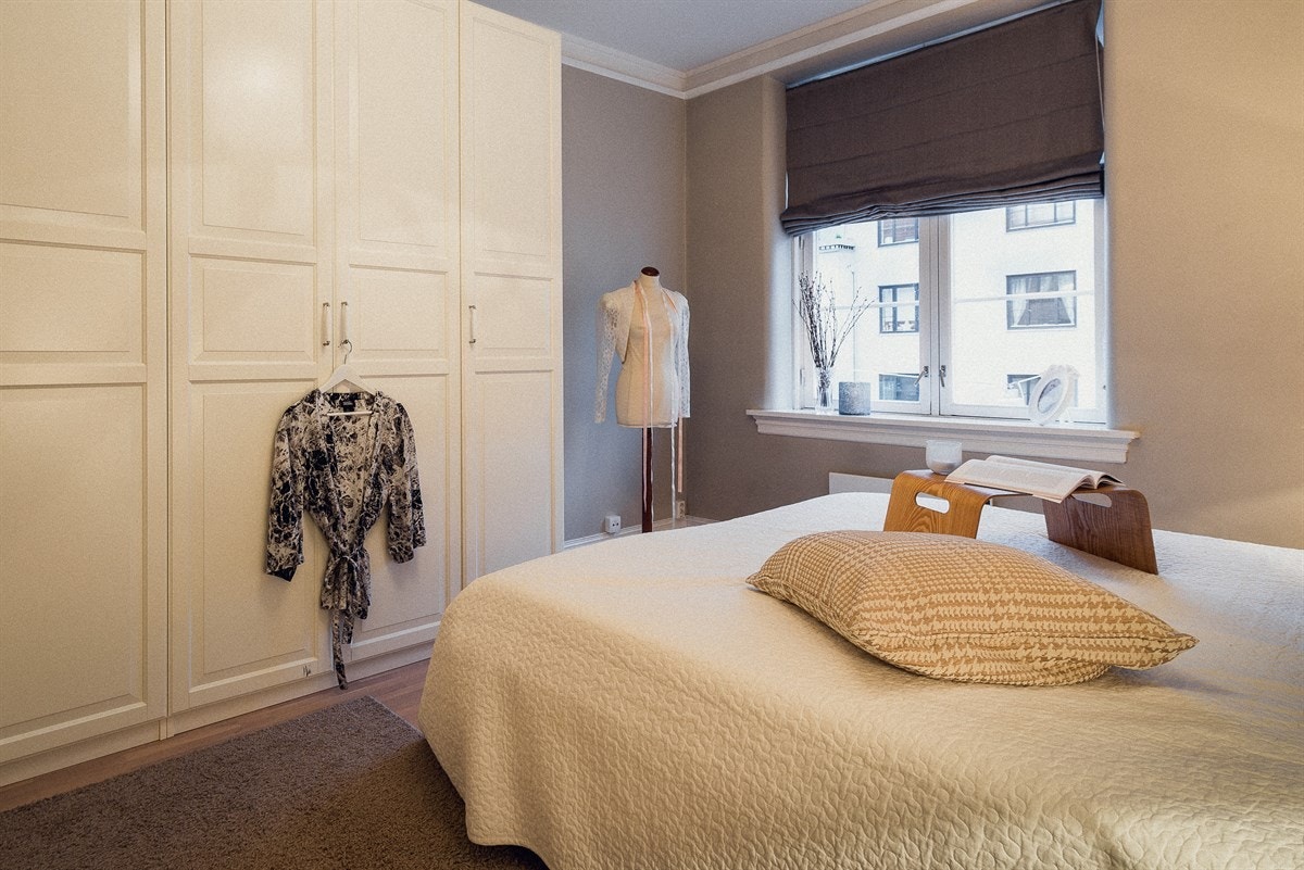 Rommet er utstyrt med store garderobeskap som til sammen har svært gode oppbevaringsmuligheter for klærne. Galleribilde