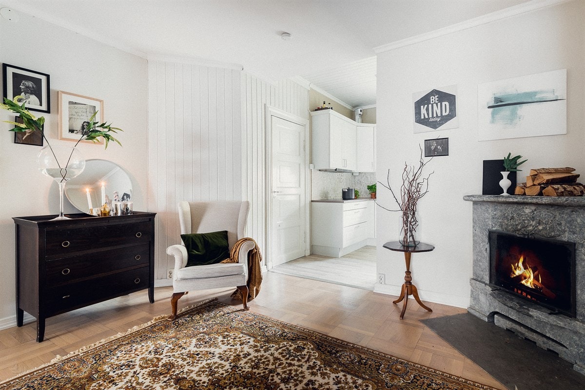 Her ønsker du også gjestene velkommen med fyr i peisen i hjørnet. Galleribilde