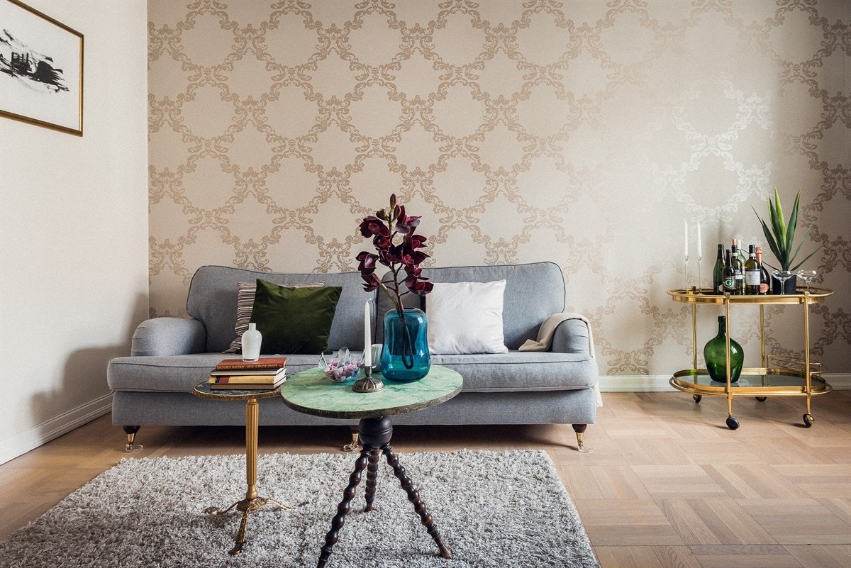 I stuen er atmosfæren elegant og lys, fremmet av diskrét dekoratapet og en stor vindusflate som fører mye naturlig lys inn. Galleribilde