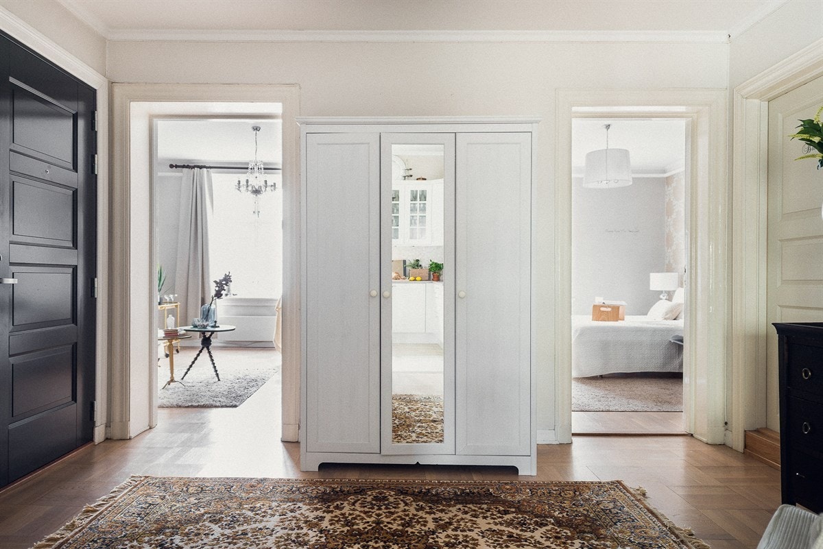 En svært romslig hall er leilighetens naturlige midtpunkt, et nav mellom de øvrige rommene og nærmest å betrakte som en forstue. Galleribilde