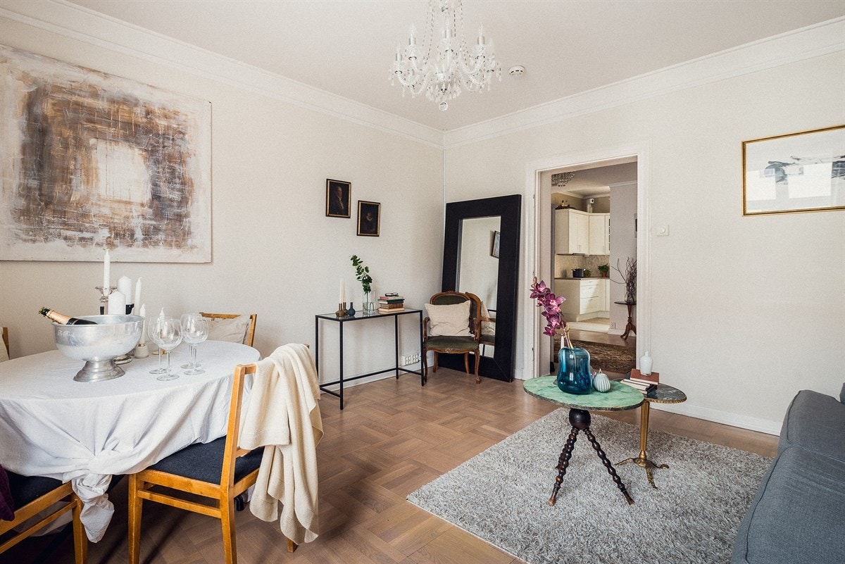 Rett over hallen fra stuen er kjøkkenet lett tilgjengelig. Galleribilde