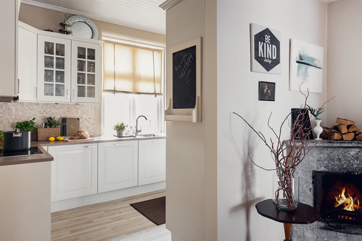 En dørfri gjennomgang til kjøkkenet bidrar til gjennomstrømning av dagslyset. Galleribilde