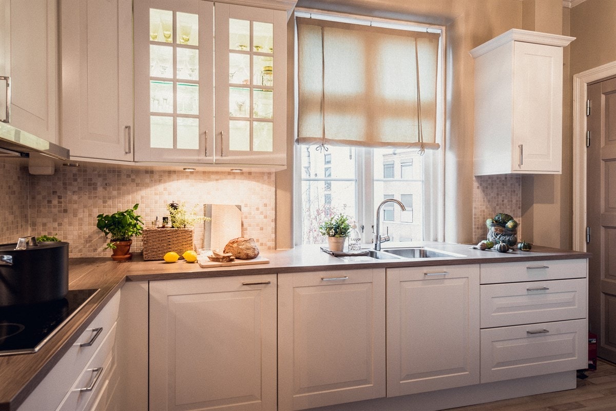 På kjøkkenet er skapinnredningen fra Norema, 2010, og stilsikkert gjennomført i et klassisk moderne uttrykk. Galleribilde