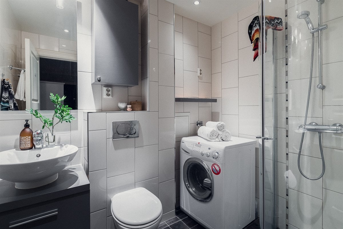 Vegg i vegg med hovedsoverommet ligger badet, et moderne og innbydende rom å starte dagene til. Galleribilde