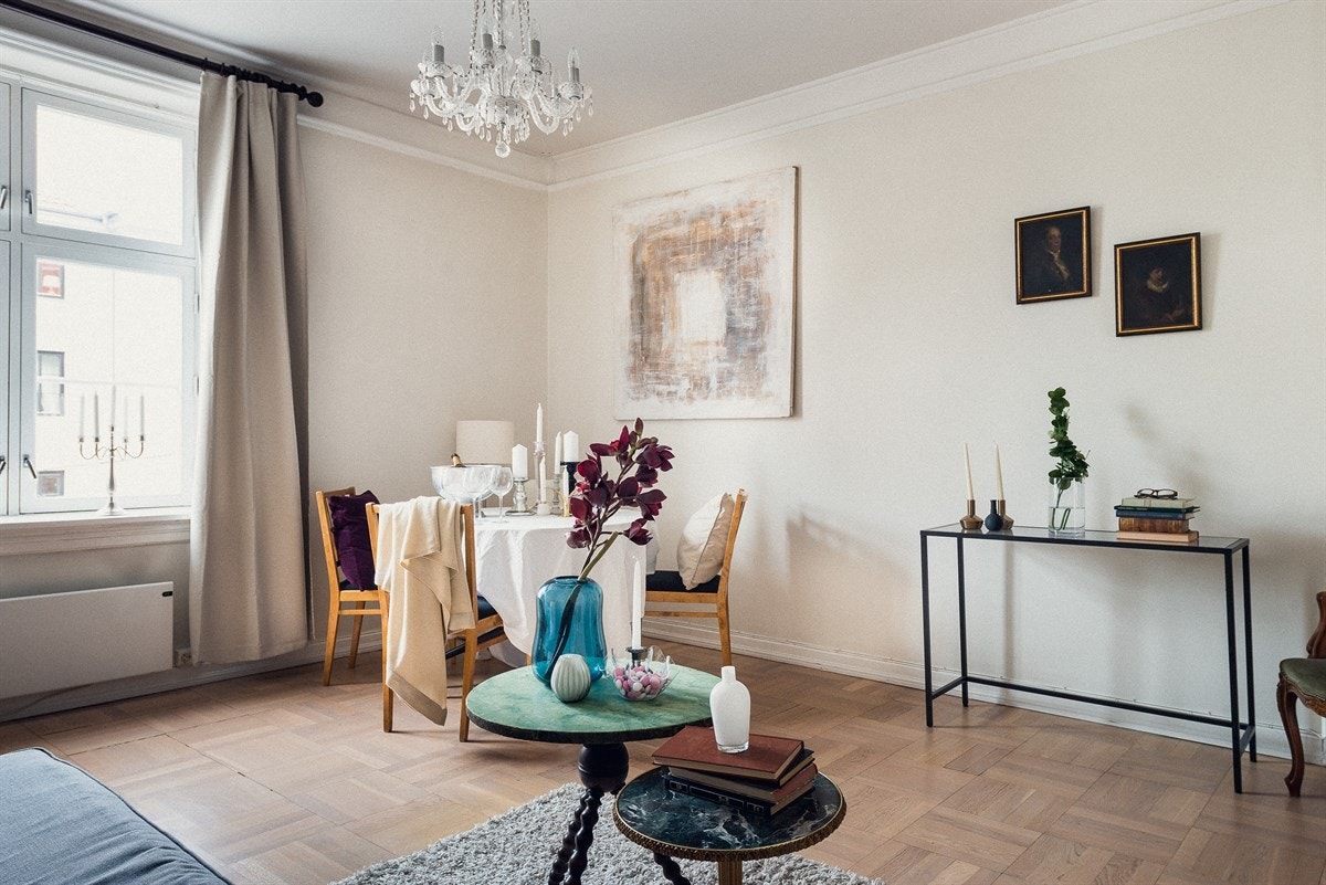 Her møblerer du enkelt med både sofa og et spisebord til sosiale sammenkomster. Galleribilde