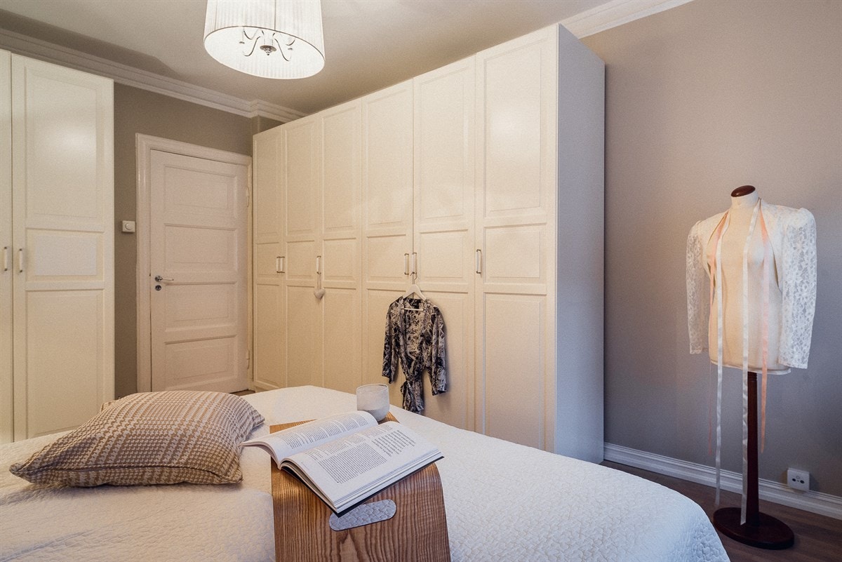 Den gode størrelsen gjør det enkelt å ta på antrekket i samme rom. Galleribilde