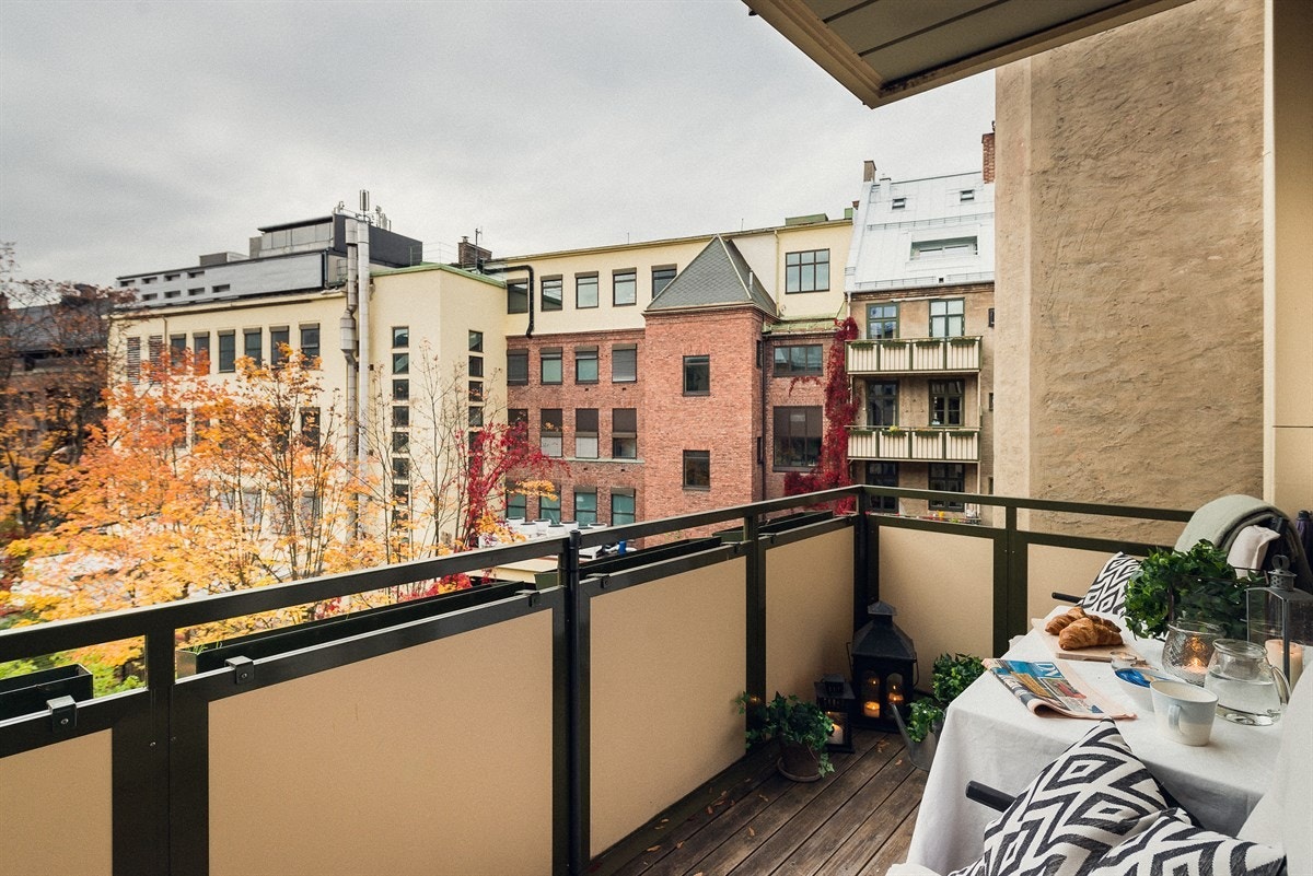 Balkongen byr på herlig utsikt over det langstrakte gårdsrommet. Galleribilde