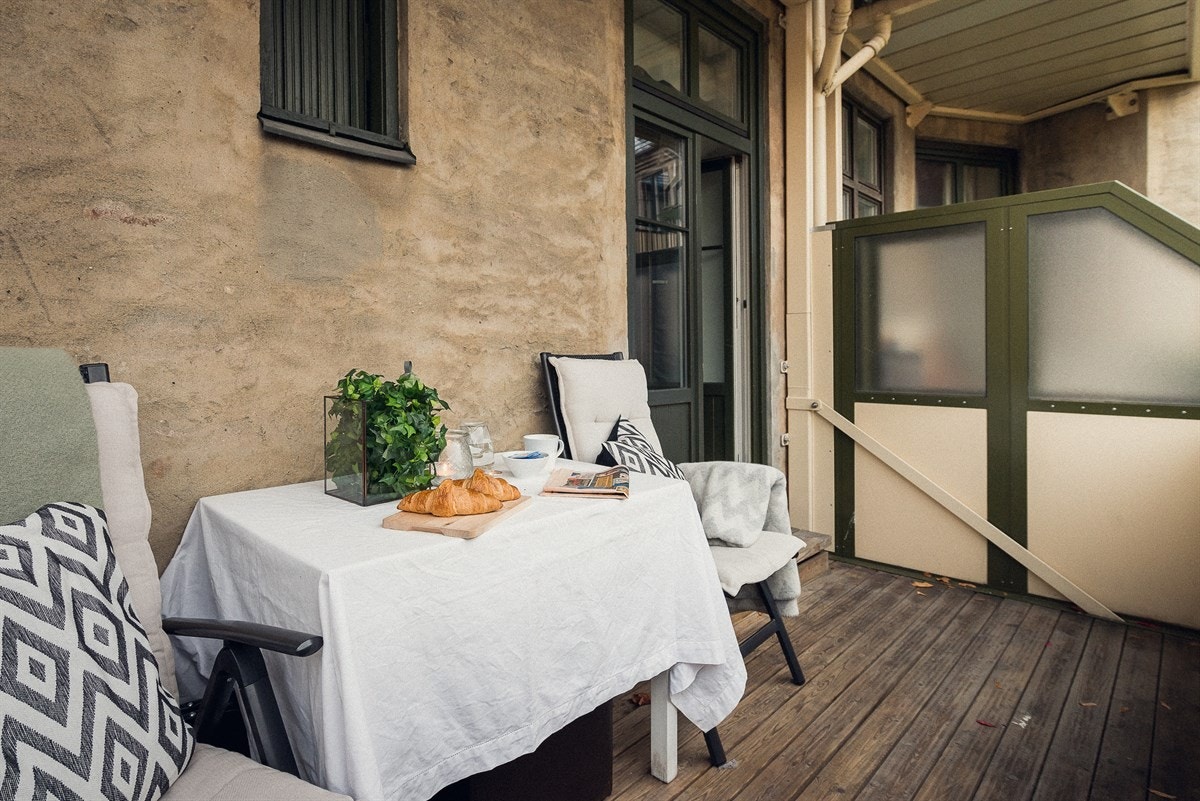 Balkongen vender i vestlig retning og mot solens gang spesielt andre del av dagen, slik at du får med deg solen etter jobb i sommerhalvåret. Galleribilde