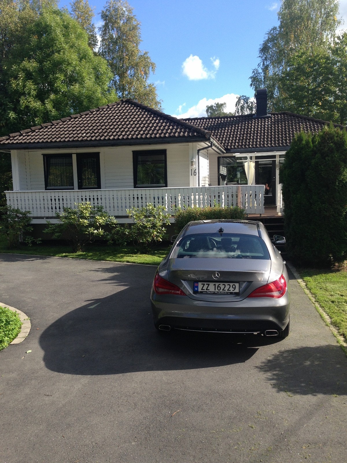 Utenfor huset. Egen inngang til utleieleilighet og egen parkeringsplass Galleribilde