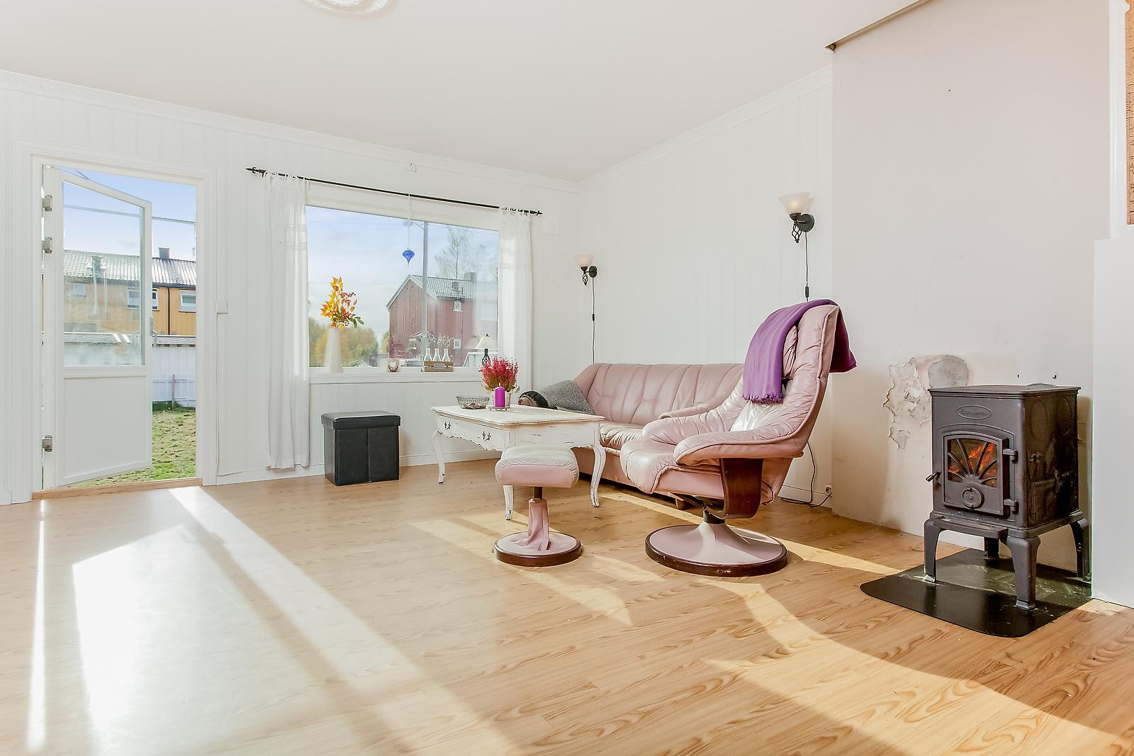 Stue med utgang til hage Galleribilde