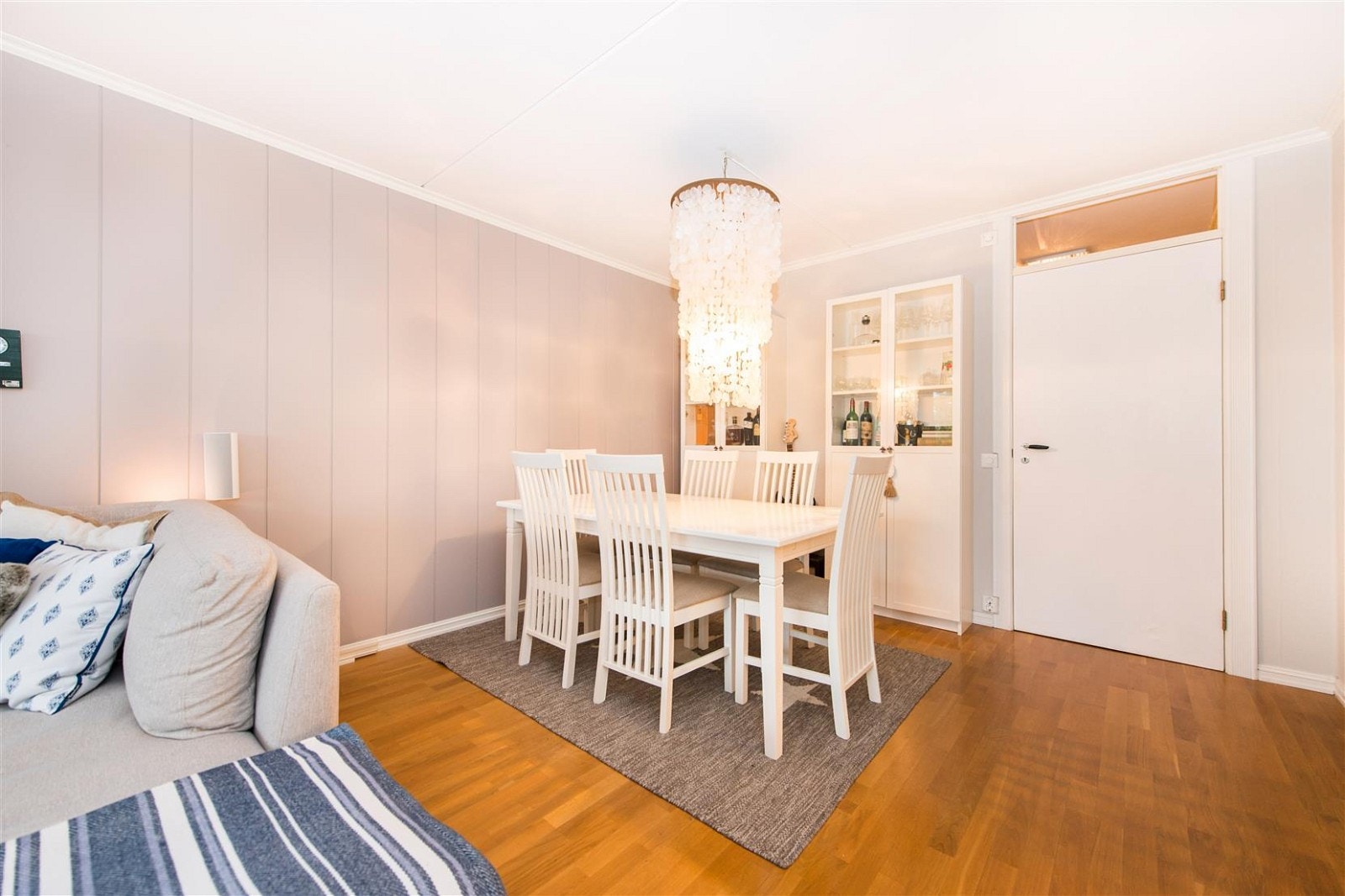 Flott spisestue med adkomst til gang. Galleribilde