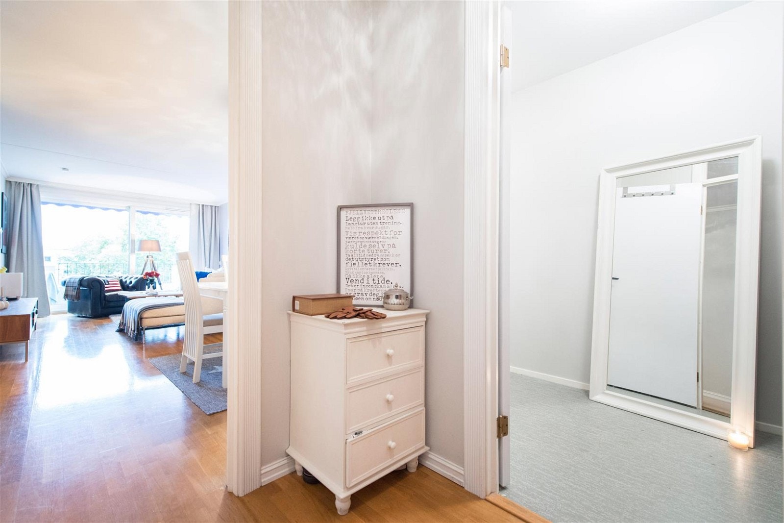 Pen entrè med inngang til egen garderobe/walk in. Galleribilde