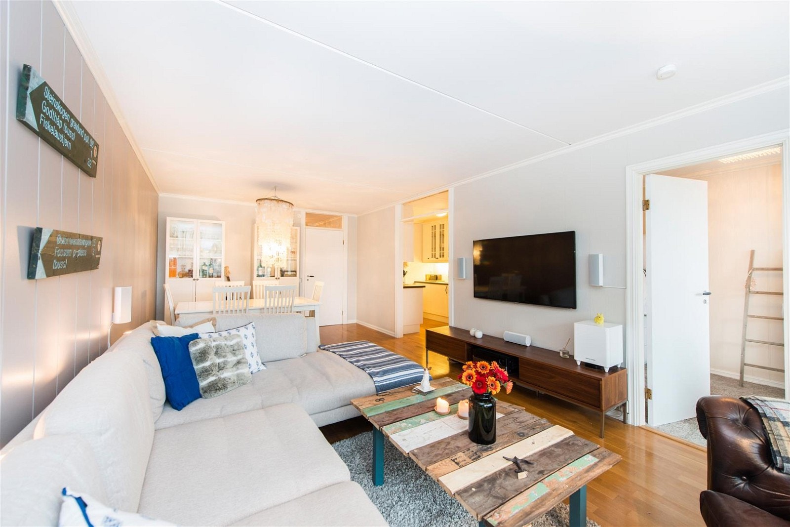 Den praktiske åpne løsningen gjør dette rommet meget sosialt og hyggelig. Galleribilde