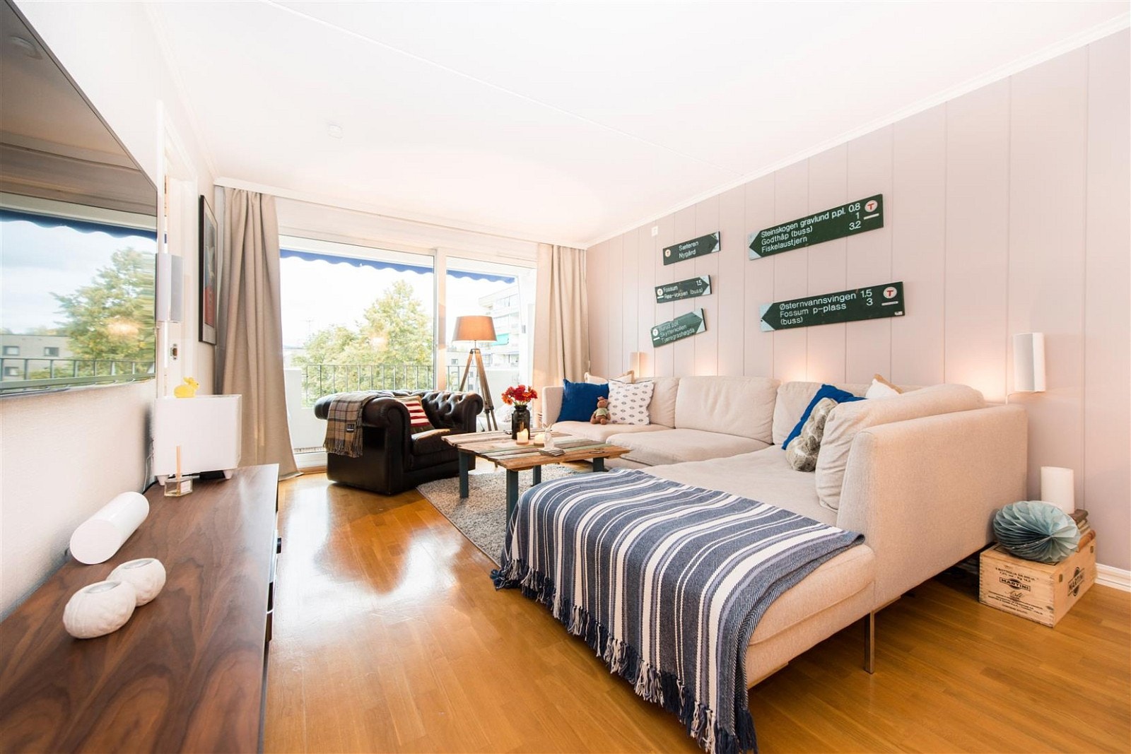 Fra stuen er det utgang til romlig balkong. Galleribilde