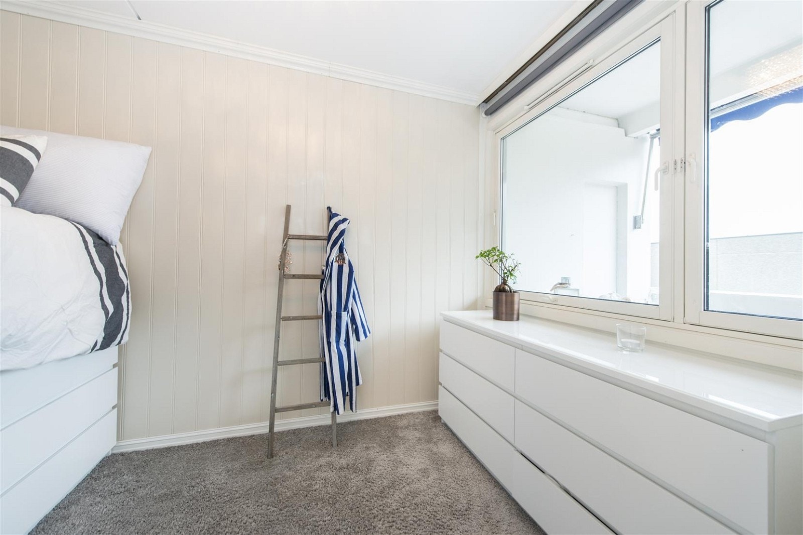 Rommet har store vinduer som gir en lys og luftig følelse. Galleribilde