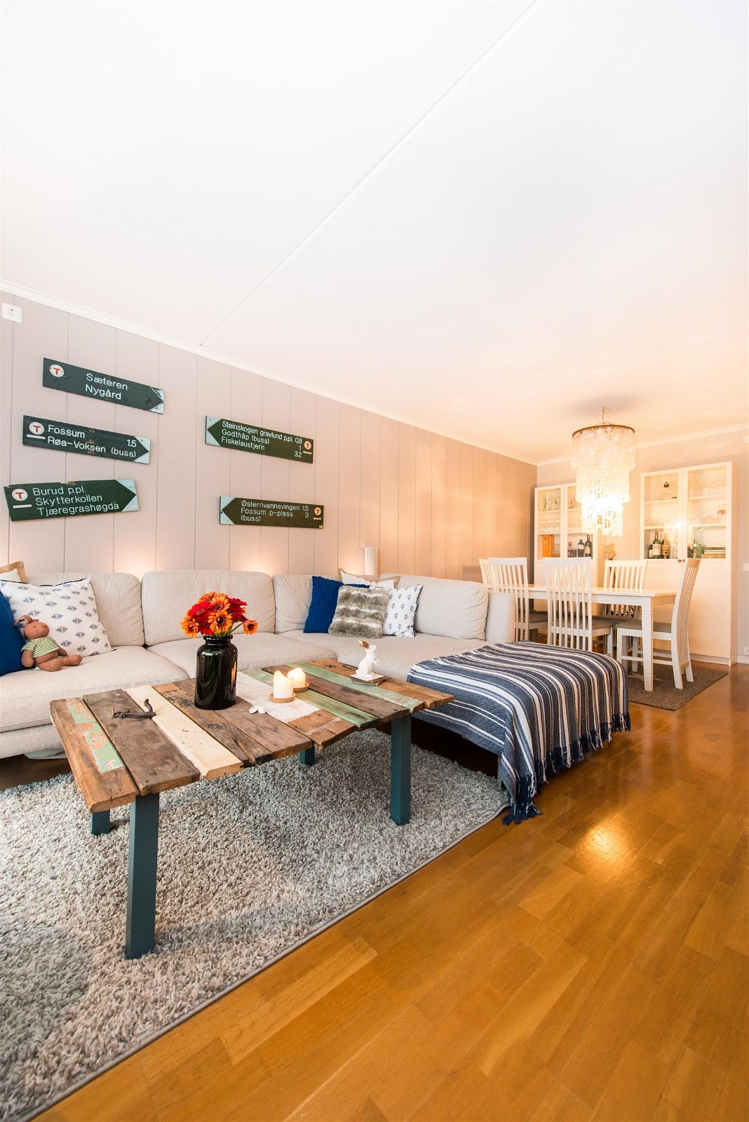 Romslig og lys stue med god plass til tv og sofaløsning. Galleribilde