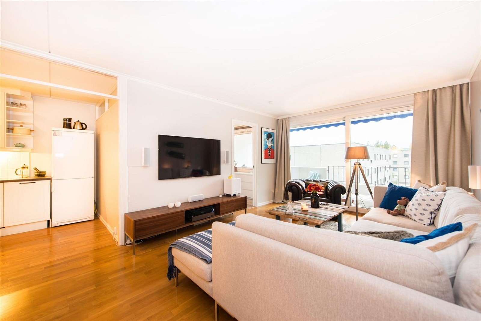 Store vinduer som lyser opp stuen med naturlig dagslys og samtidig gir rommet en luftig atmosfære. Galleribilde