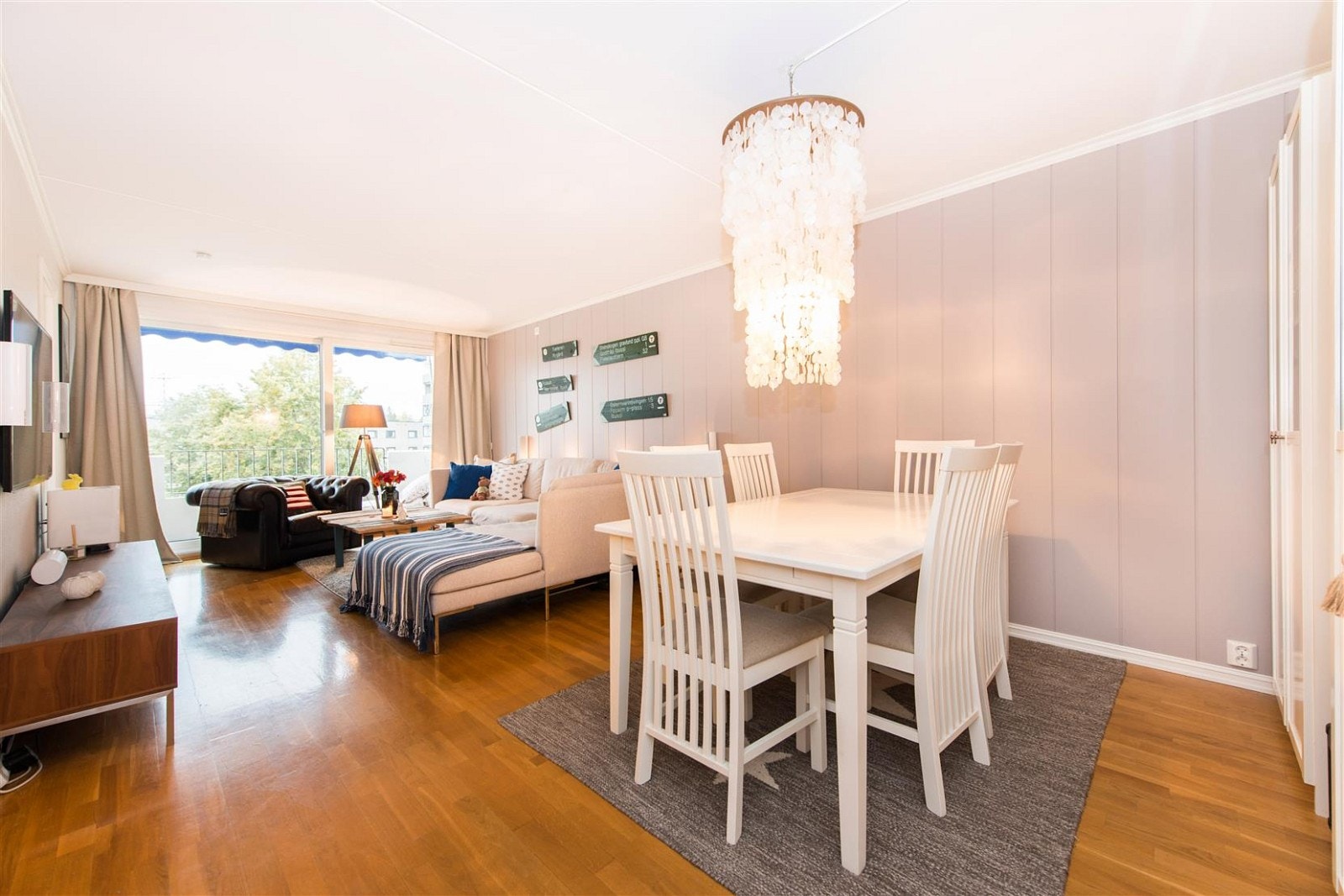 Stuen har god plass til spisestue hvor man kan nyte dagene med gode venner/familie. Galleribilde