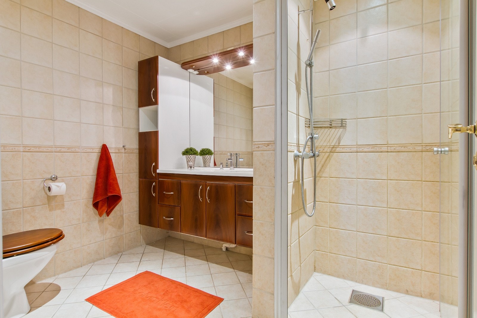 Pent flislagt bad Galleribilde