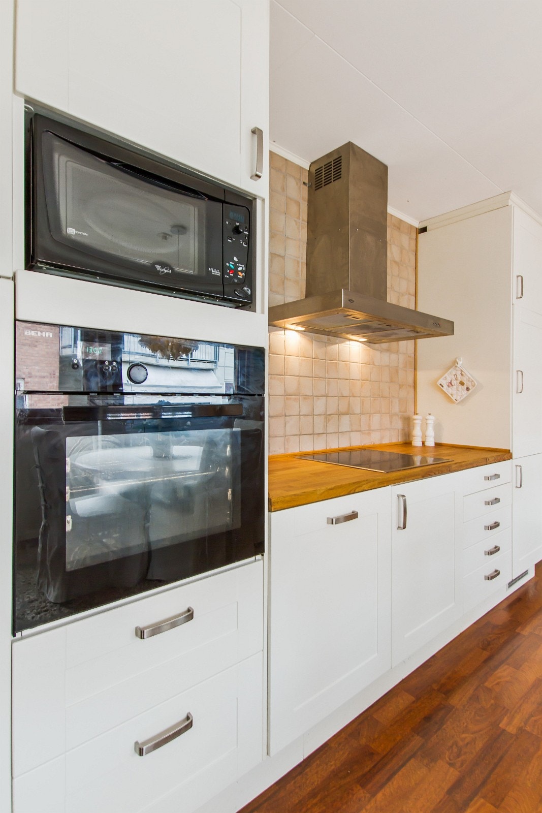 Pent kjøkken med integrerte hvitevarer Galleribilde