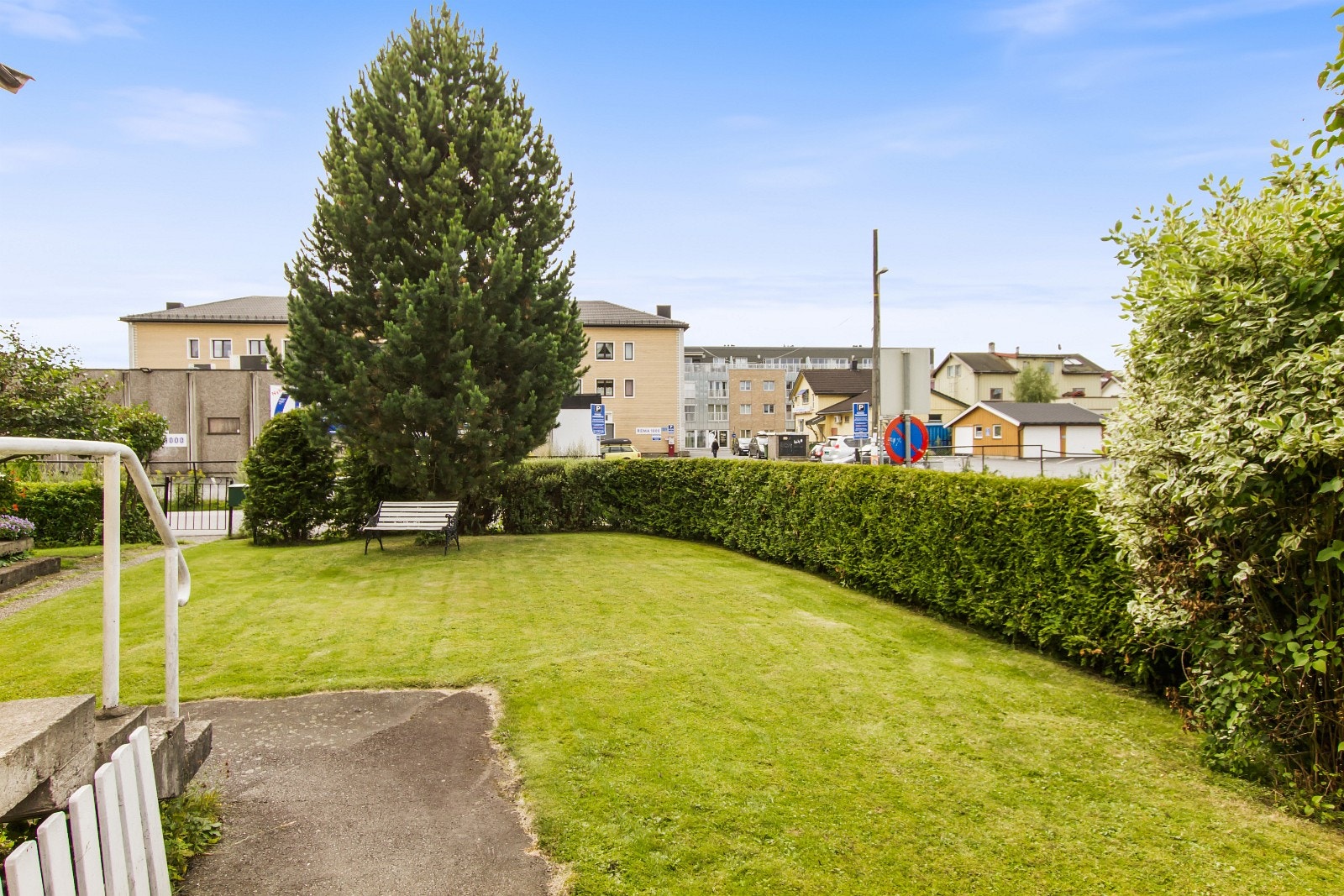 Leiligheten disponerer denne delen av hagen Galleribilde