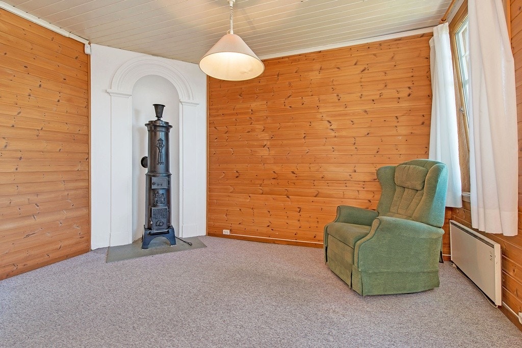 Stuen har fyringsmuligheter i flott vedovn. Galleribilde