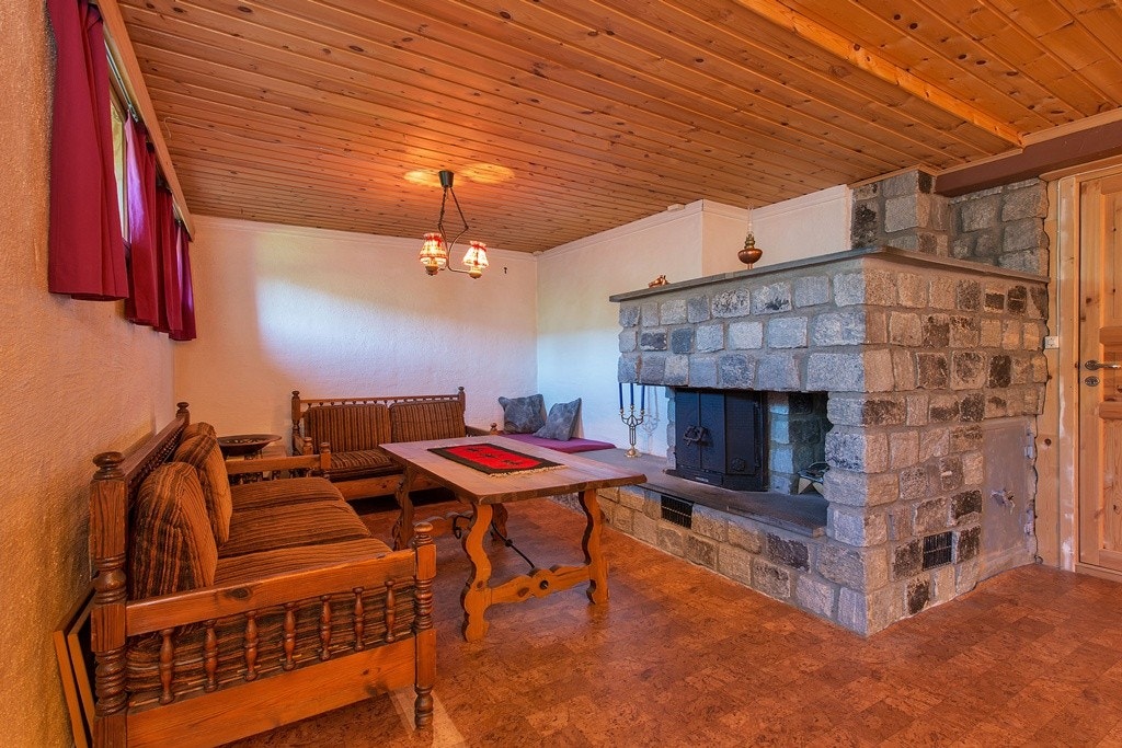 Boligen har innredet kjellerstue på 27 kvm. med varmekabler i gulv, peis, tilliggende soverom og bad/ vaskerom som ble oppgradert i 2009. Galleribilde