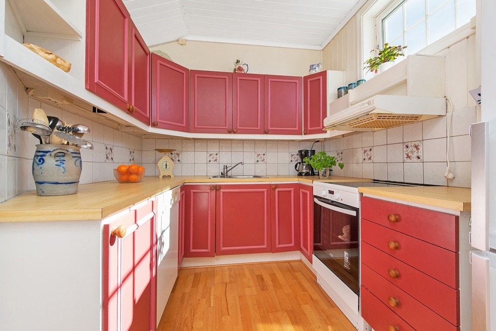 Kjøkken i 2.etasje er adskilt fra stuen og har plassbygd innredning i hesteskoform med masse lagringsplass i hjørneskap, over-og underskap. Flis over oppvaskbenk fro praktiske årsaker og kullfiltervifte over stekesone. Galleribilde