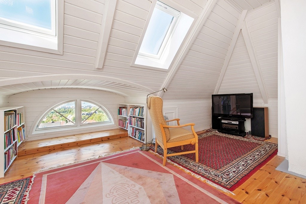 Loftstuen er en friplass med fantastisk utsikt, masse lysinnslipp fra takvinduer og masse lagringsplass for oppbevaring. Loftet er ca. 27 kvm. med 2 rom på hver 4 kvm. og stue på 19 kvm. Galleribilde