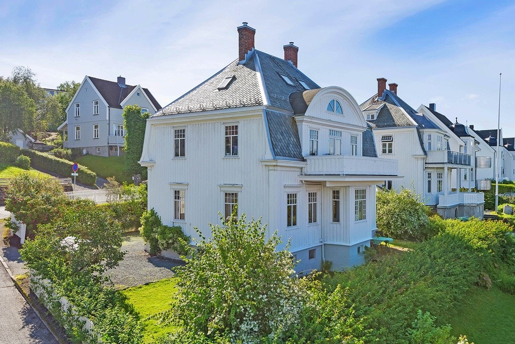 I 2009 ble vindfanget på boligen ombygd, det er også nytt skifertak fra 2010 hvor det også ble innredet loft og bygget ny veranda i 2. etg. I 2011 ble det senket ned stålrør i begge pipene, Boligen fremstår som solid og velholdt. Galleribilde