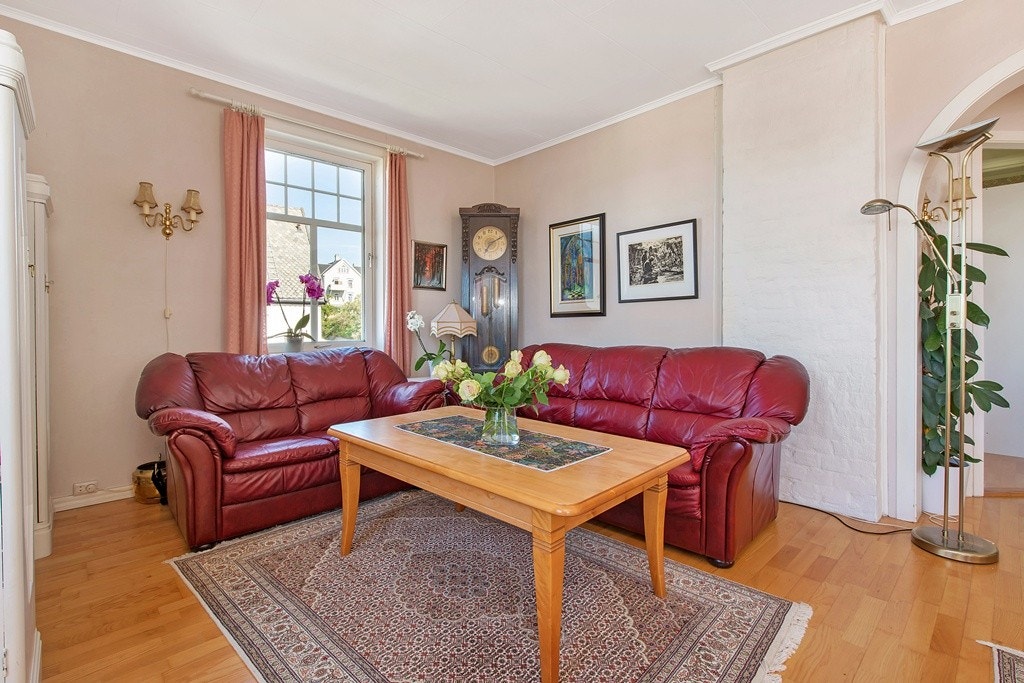 Boligen har et hjemmekoslig preg med lyse overflater og oppholdsrommene samlet i en etasje slik boligen fremstår i dag. Galleribilde