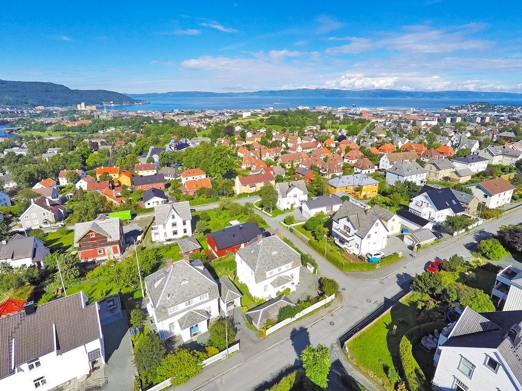 Innen 15 minutters gangavstand har man Trondheim sentrum, NTNU Gløshaugen, St. Olavs Hospital, Sintef ved Lerkendal og Bakklandet. Galleribilde