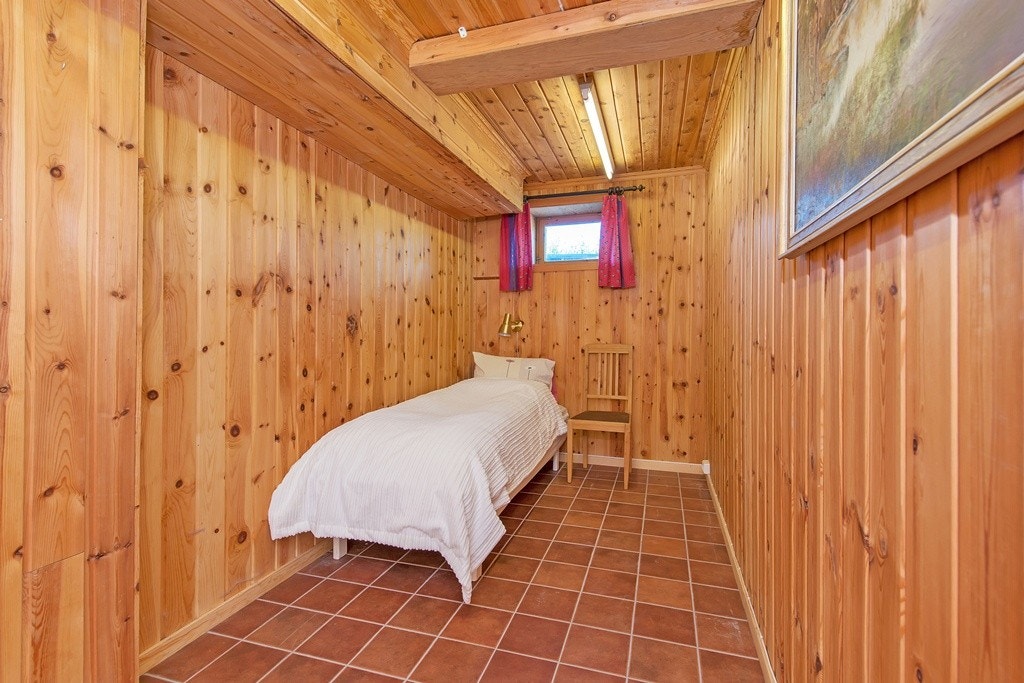 Kjellerstuen har tilliggende innredet rom som ble renovert i 2009 med flis og varmekabler i gulv. Galleribilde