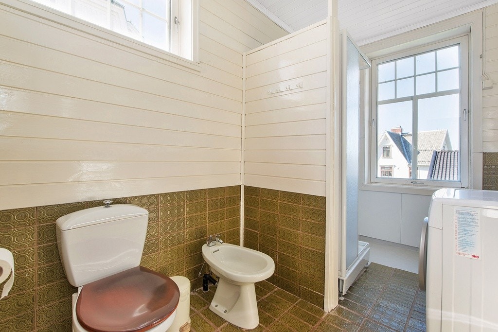 Badet i 1 etasje er 7,5 kvm. og har opplegg for vaskemskin, dusjkabinett og varmekabler i gulv. Galleribilde