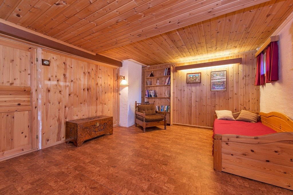 Meget praktisk kjellerstue med nedgang fra vindfang. Perfekt for tenåringen. Galleribilde