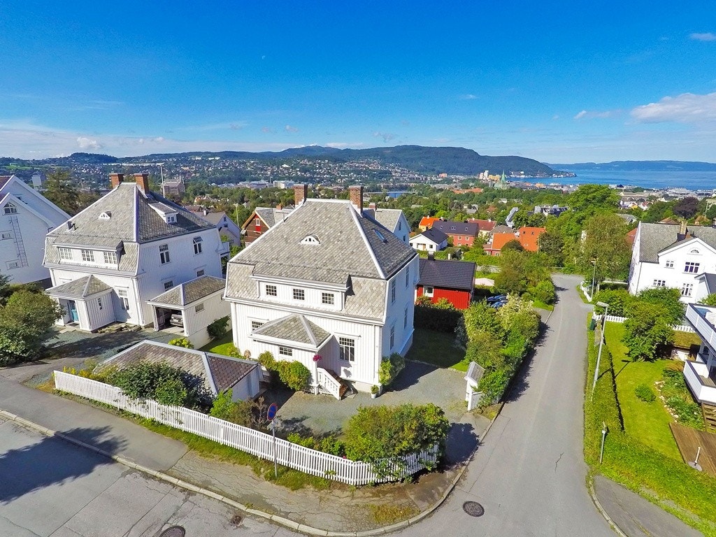 Strindvegen 44 er en klassisk Jugend-villa med to godkjente boenheter, 4 innredede etasjer og fantastisk utsikt mot byen og Trondheimsfjorden. Galleribilde