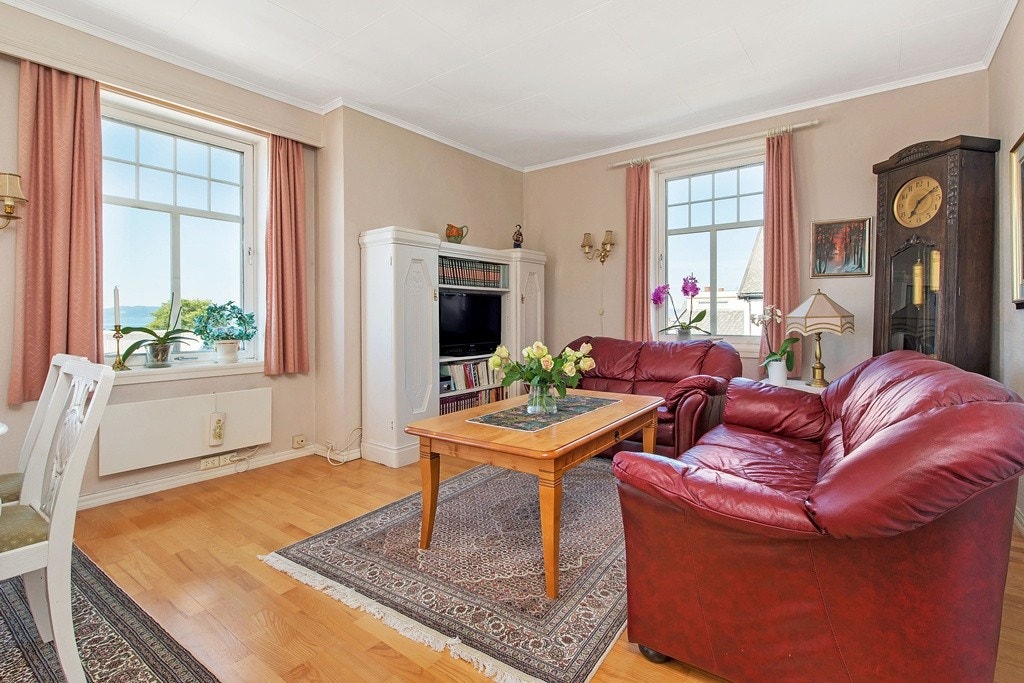 Stuen i 2.etasje er delt i 3 avdelinger med vindusflater på alle sider. Gulvene i oppholdsrommene i 2.etasjen er avrettet i forbindelse med oppussing. Galleribilde