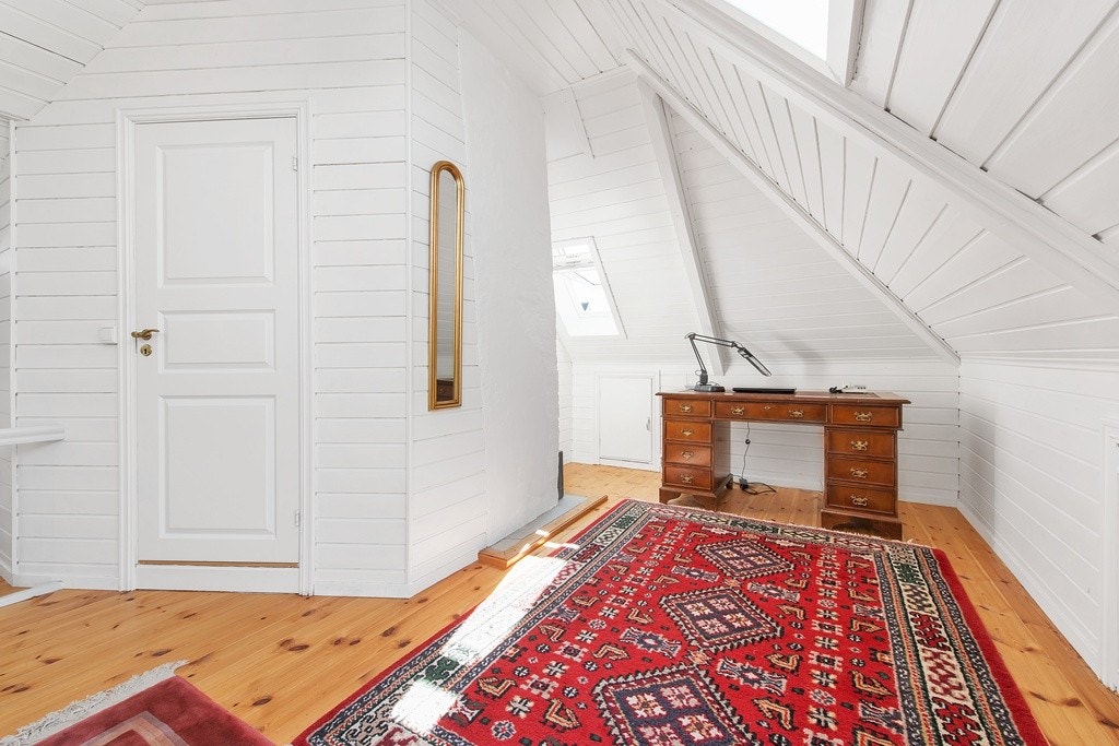 Loftet er innredet i 2010 og fungerer som kontor/ loftstue for dagens eiere. Masse lagringsplass i bod, knevegger og masse lysinnslipp fra takvinduer. Galleribilde