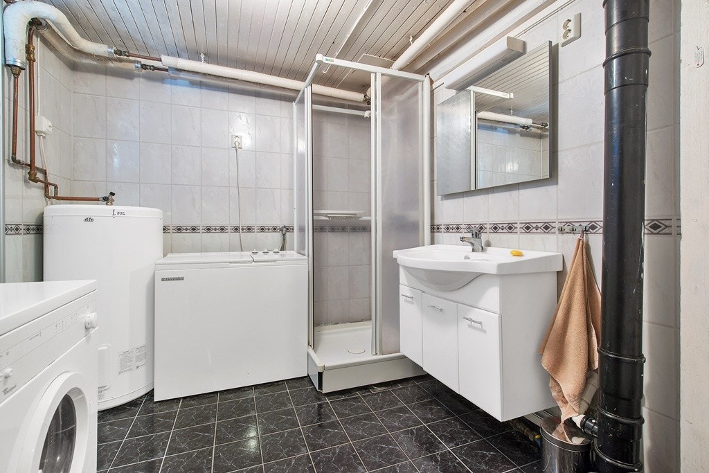 Badet i kjeller er 6,5 kvm. og har fått TG 1 i takstmannens boligsalgsrapport. Badet ble pusset opp i 2010 og fungerer også som boligens vaskerom. Galleribilde