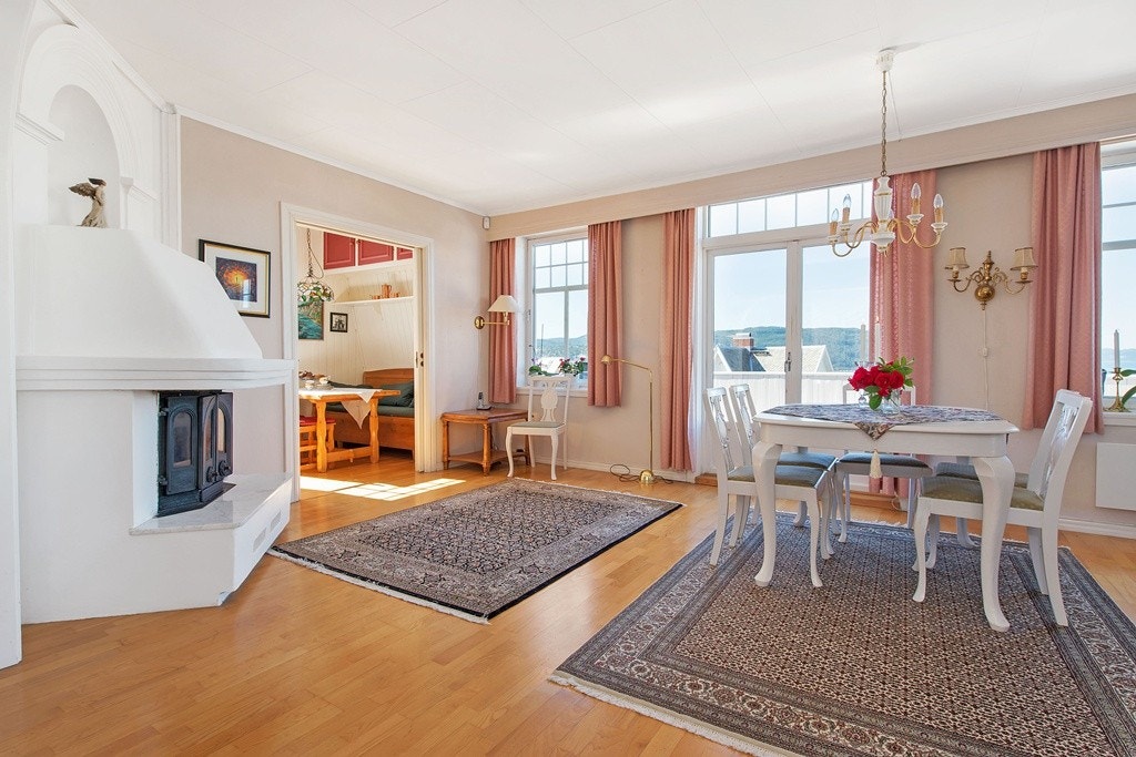 Hovedetasjen har vedfyring i peis med nedsenket stålrør i pipe for å ivareta brannsikkerheten. Oppholdsrom i 2.etasje har utsikt over byen og flotte solforhold mot vest. Galleribilde