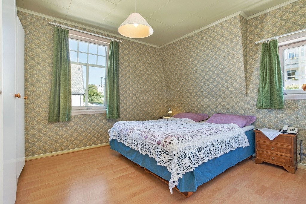 Soverommet i 2. etasje er 14,5 kvm. og har lagringsplass i garderobeskap. Galleribilde