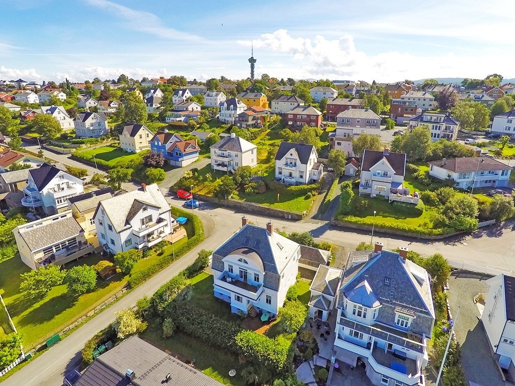 Oversiktbilde over området med Tyholttårnet i bakgrunnen. Det er gåavstand til det meste av fasiliteter og flere av de store arbeidsplassene i Trondheim. Galleribilde