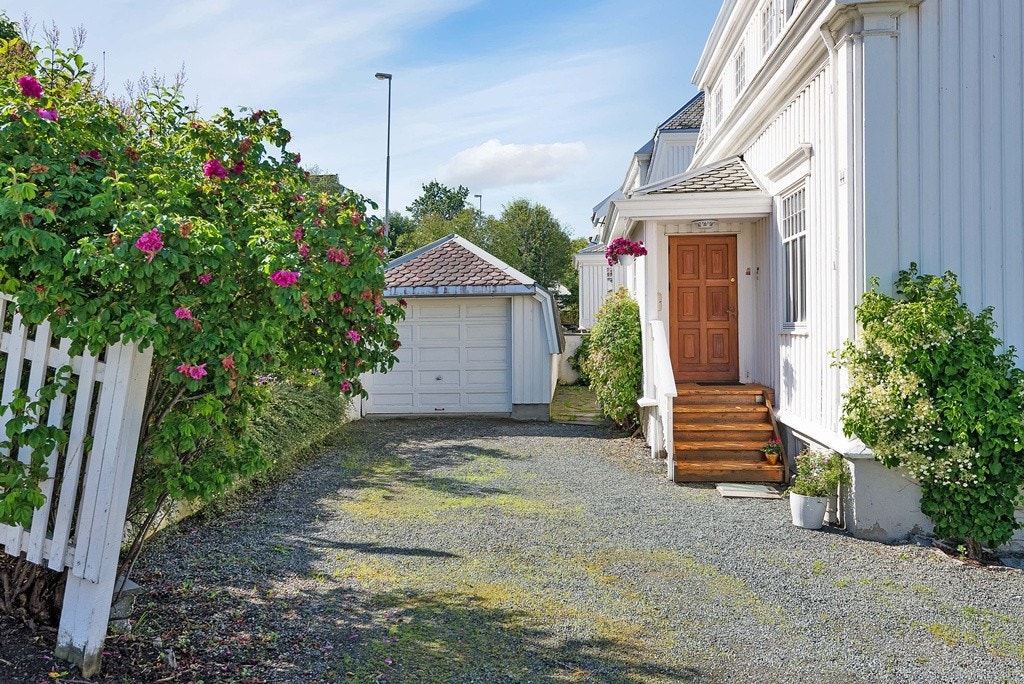 Boligen har enkel adkomst til gårdsplass og romslig garasje. Eiendommen fremstår som løpende vedlikeholdt og har gjennomgått vesentlige påkostninger de 10 siste år. Galleribilde