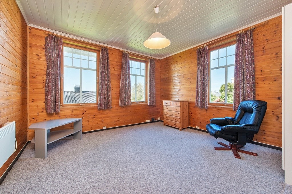 Soverom 2 i 1.etasje er 15,5 kvm. og har garderobeskap. Galleribilde