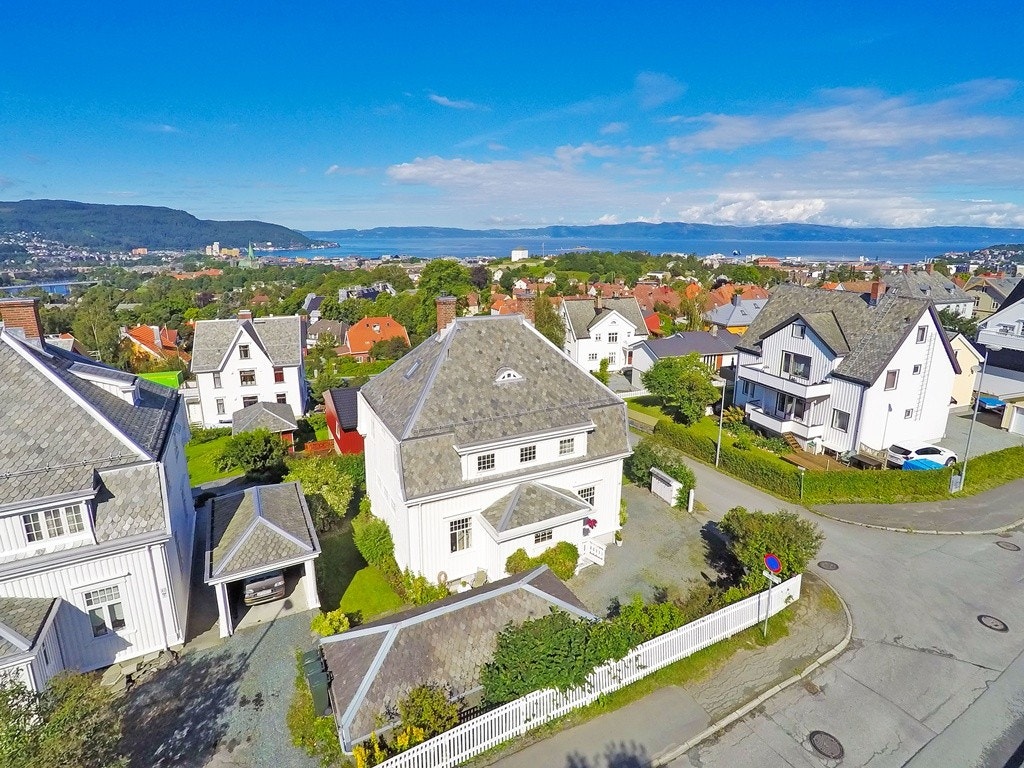 Boligen ligger på hjørnetomt med enkel adkomst til gårdsplass med romslig garasje og oppstillingsplasser i innkjørsel. Tomten på 630 kvm. er lettstelt og delvis innrammet med hvitt stakittgjerde. Galleribilde