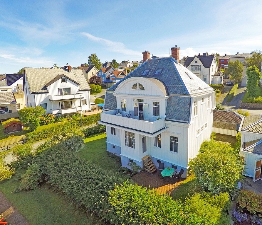 Boligen fremstår som estetisk meget pen med klare byggetrekk fra den Jugendstilen med halvvalmet mansard tak i skifer, vinduer delt inn i forskjellige geometriske mønster og buede innslag i fasaden. Galleribilde