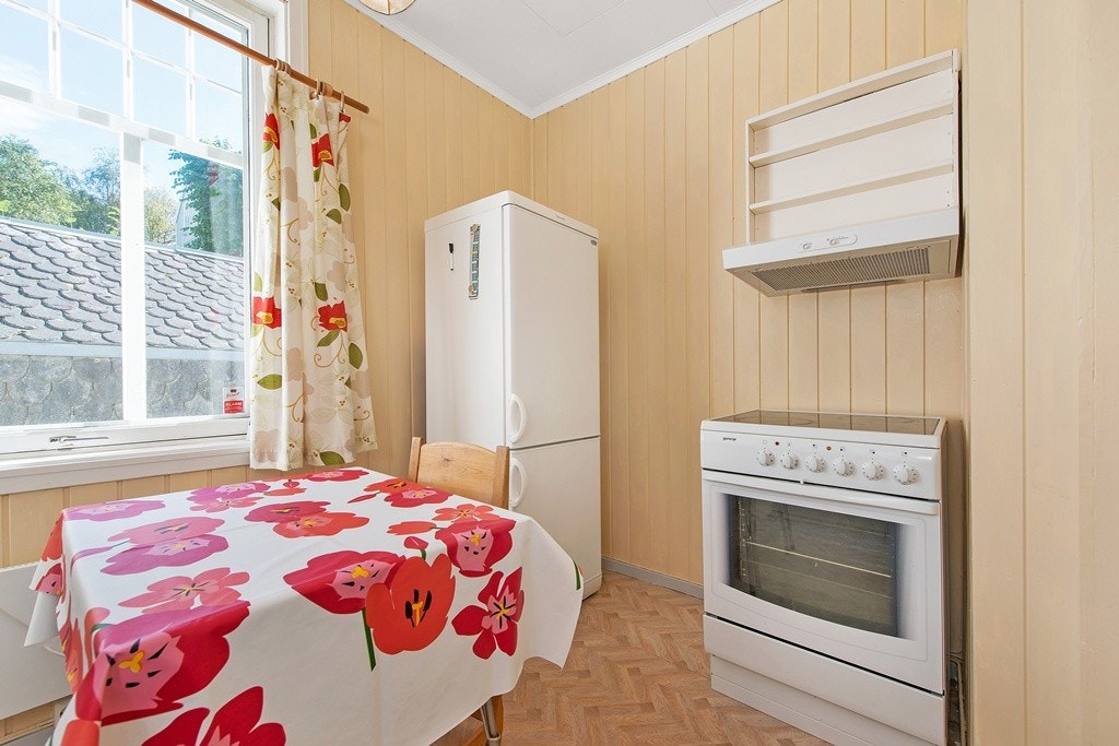 Avtrekk til komfyr i kullfilter, god takhøyde på ca. 2.60 og store vindusflater gir god romfølelese i boligens 1. etasje. Galleribilde