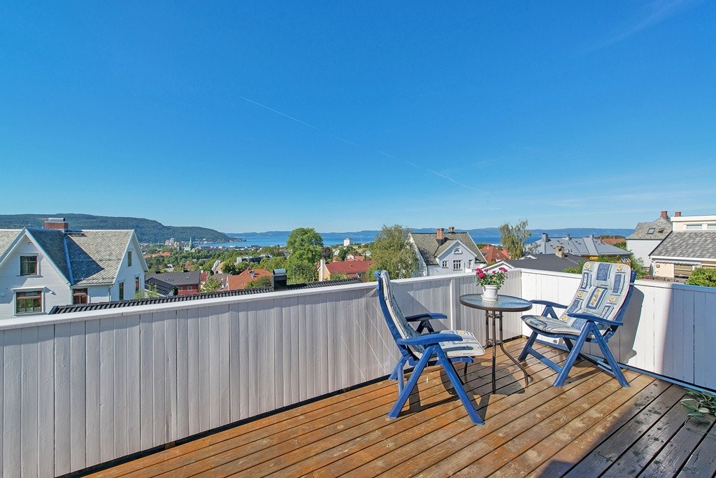 Flott veranda fra 2010 på 13 kvm. med gode solforhold og fantastisk utsikt. Galleribilde
